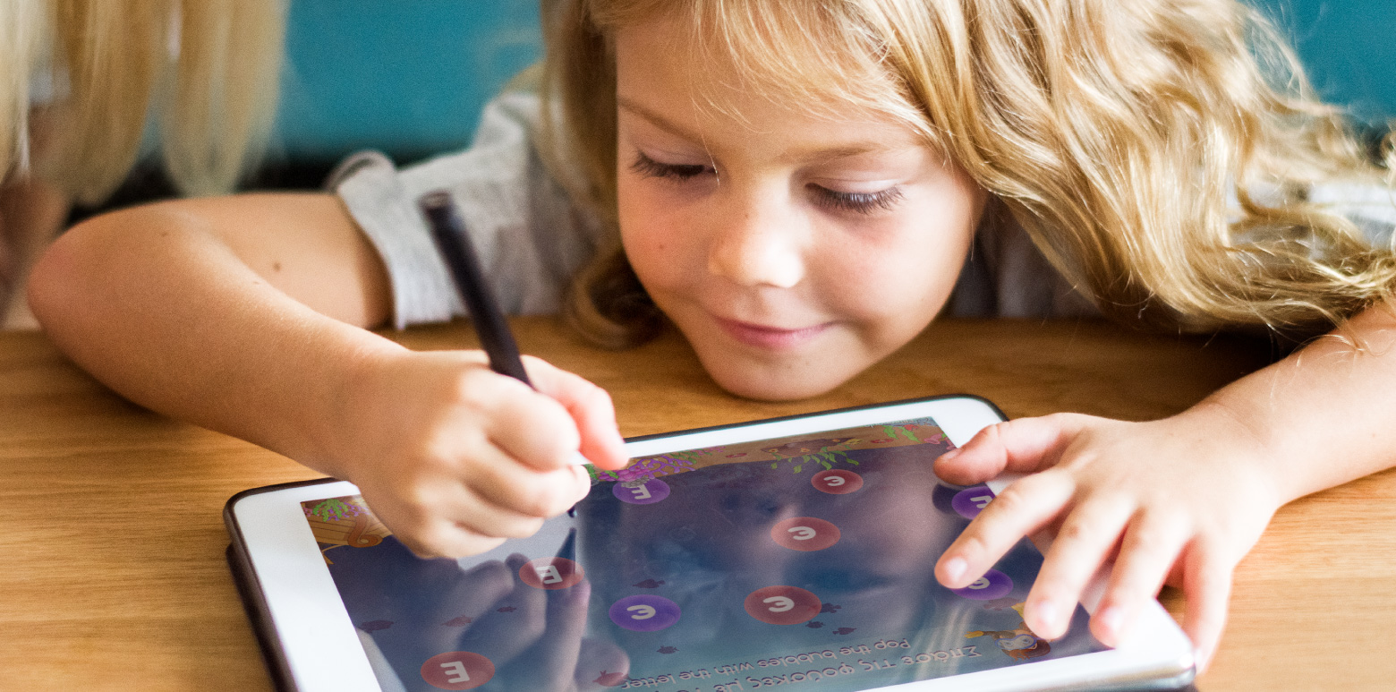 Child learning Greek on the Ellinopoula app on her tablet